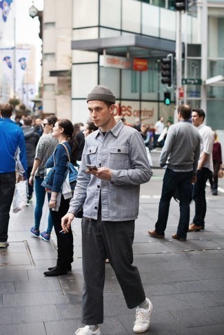 Какие низкие кеды носить с голубой курткой-рубашкой мужчине