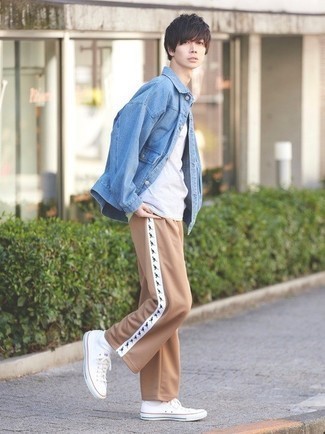 Какие низкие кеды носить с голубой курткой-рубашкой мужчине