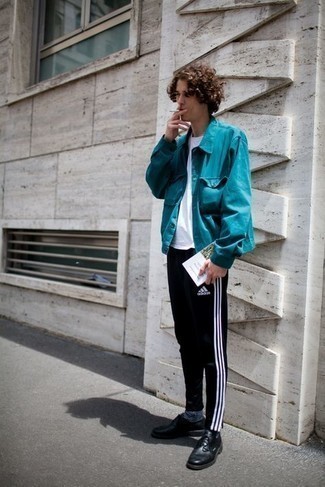 Какие спортивные штаны носить с голубой курткой-рубашкой мужчине