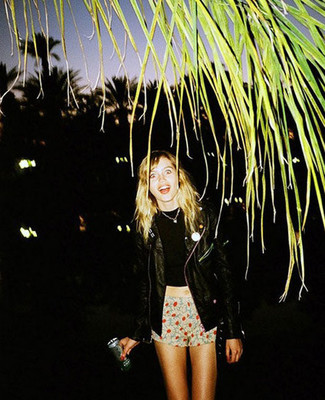 Какие косухи носить с голубыми шортами женщине