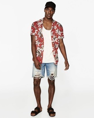 Как носить голубые шорты с черными кожаными сандалиями мужчине