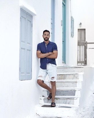 Как носить голубые шорты с черными кожаными сандалиями мужчине