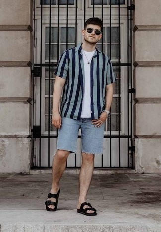Как носить голубые шорты с черными кожаными сандалиями мужчине