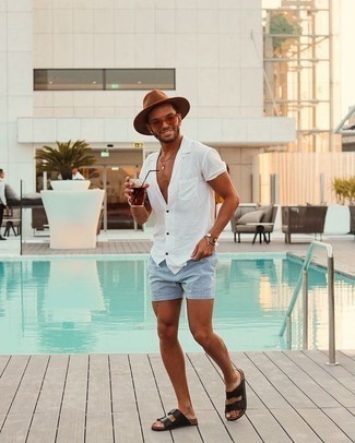 Как носить голубые шорты с черными кожаными сандалиями мужчине