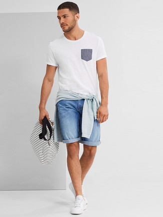 Какие свитера с круглым вырезом носить с голубыми шортами мужчине