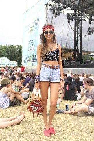 Какие укороченные топы носить с голубыми шортами