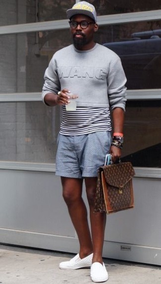 С чем носить голубые шорты мужчине