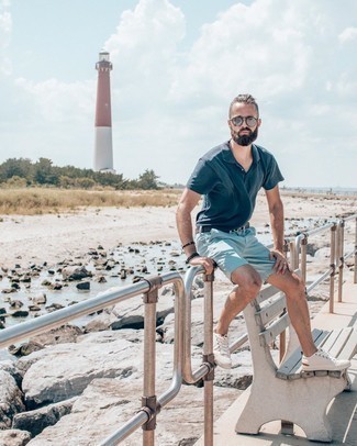 С чем носить голубые шорты мужчине