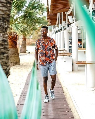 С чем носить голубые шорты мужчине