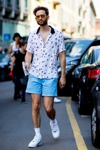 С чем носить голубые шорты мужчине