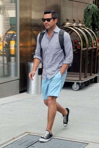 Какие низкие кеды носить с голубыми шортами мужчине
