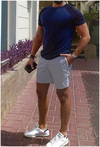 Какие низкие кеды носить с голубыми шортами мужчине