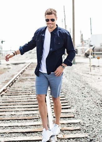 Какие низкие кеды носить с голубыми шортами мужчине