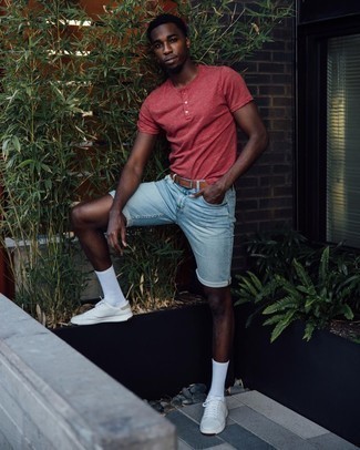 Какие низкие кеды носить с голубыми шортами мужчине