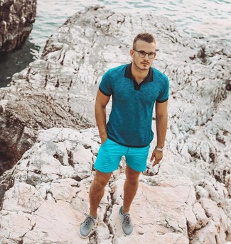 Какие футболки-поло носить с голубыми шортами мужчине