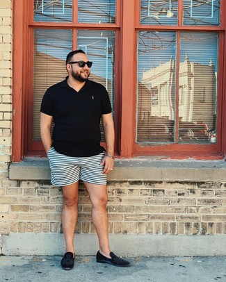 Какие футболки-поло носить с голубыми шортами мужчине