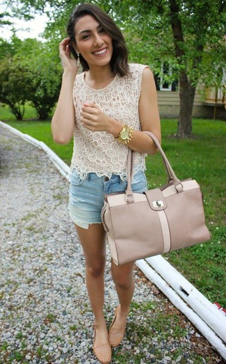 Какие топы без рукавов носить с голубыми шортами