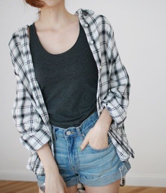 Какие майки носить с голубыми шортами женщине