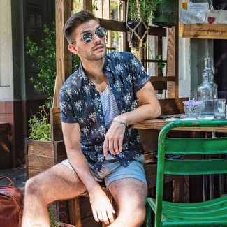 Какие майки носить с голубыми шортами мужчине