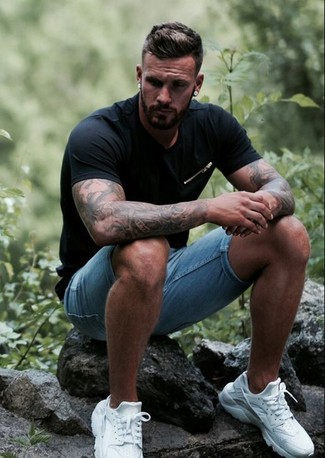 Как носить голубые шорты с белыми кроссовками мужчине