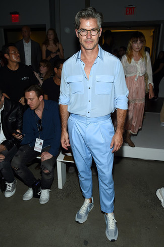 С чем носить голубую шелковую рубашку с длинным рукавом мужчине