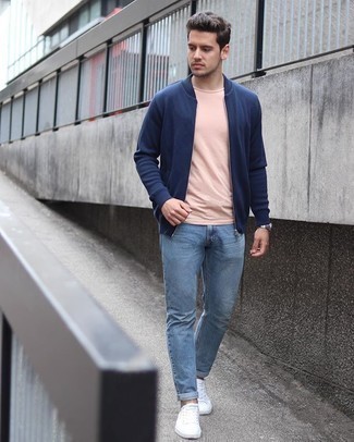 Какие бомберы носить с голубыми зауженными джинсами мужчине