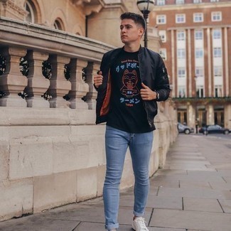 Какие бомберы носить с голубыми зауженными джинсами мужчине