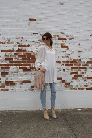 Какие блузы на пуговицах носить с голубыми джинсами скинни