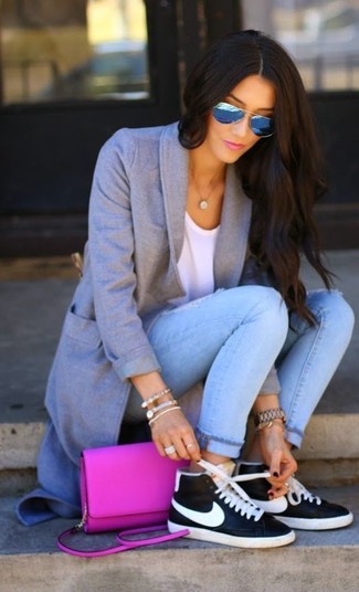 Как носить голубые джинсы скинни с серым пальто