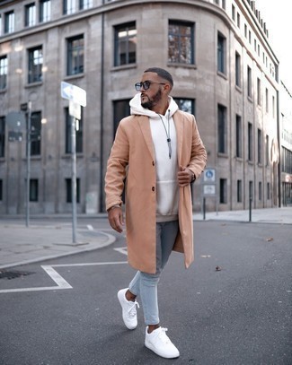 Какие длинные пальто носить с голубыми зауженными джинсами