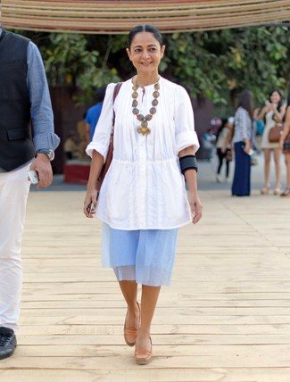 С чем носить голубую юбку