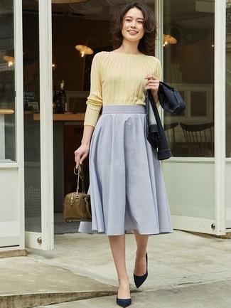 С чем носить голубую юбку