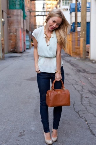 Какие джинсы носить с голубым топом без рукавов