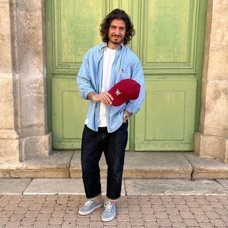 С чем носить голубые кеды мужчине