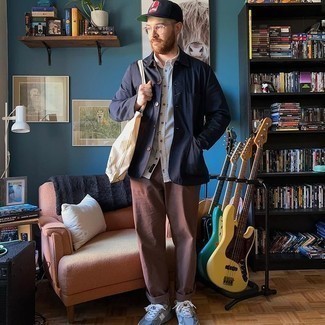 С чем носить голубые кеды мужчине