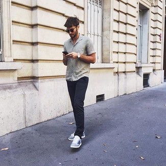 С чем носить голубые замшевые низкие кеды мужчине