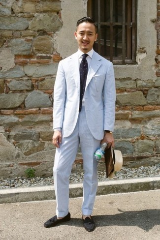 Как носить голубой костюм с черными замшевыми лоферами