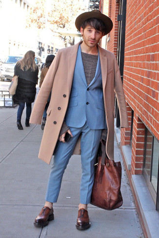 Как носить голубой костюм с коричневыми кожаными брогами