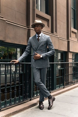 Как носить голубой костюм с коричневыми кожаными монками