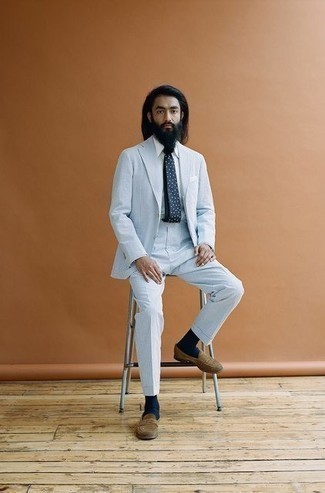 Как носить голубой костюм с коричневыми замшевыми лоферами