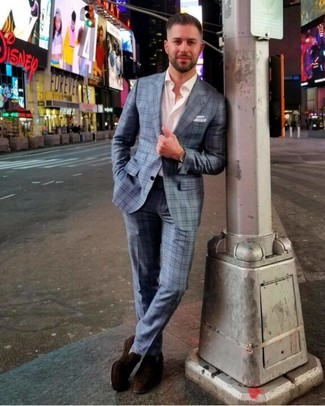 Как носить голубой костюм с темно-коричневыми замшевыми лоферами