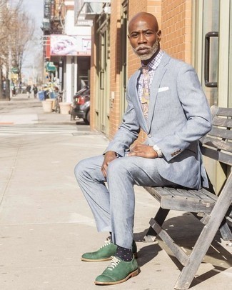 С чем носить голубой костюм