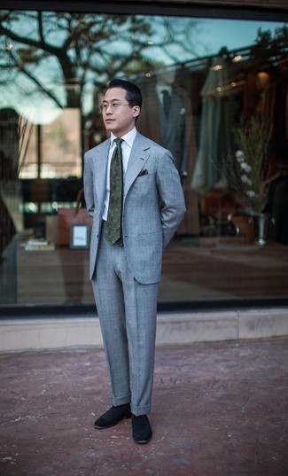 С чем носить голубой костюм