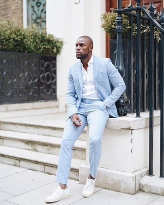 С чем носить голубой костюм