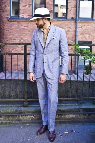 С чем носить голубой костюм