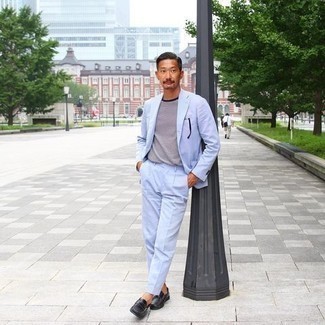 С чем носить голубой костюм