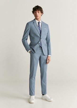 С чем носить голубой костюм