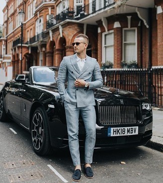 Какие футболки-поло носить с голубым костюмом