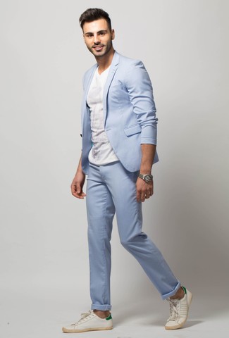 Как носить голубой костюм с белыми кожаными низкими кедами