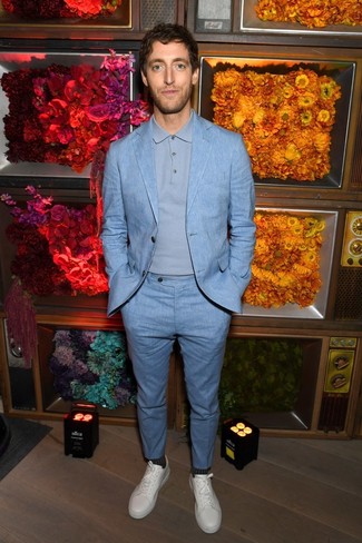 Как носить голубой костюм с белыми кожаными низкими кедами